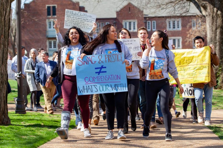 Tour guides petition for compensation on Alumni Lawn. (Photo by Madison Lindeman)