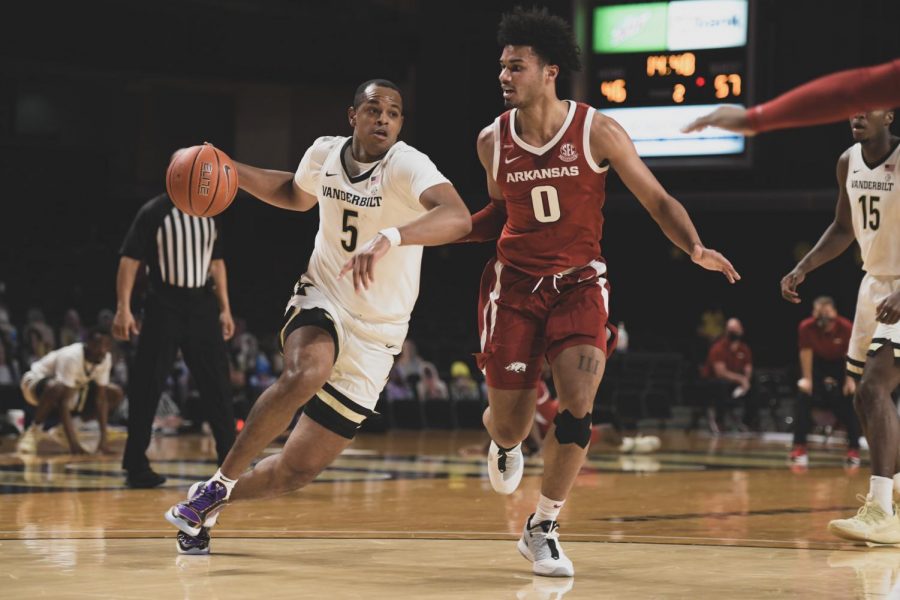 D.J. Harvey drives to the basket in Vanderbilt's 21-point loss to Arkansas. (Hustler Multimedia/Truman McDaniel)