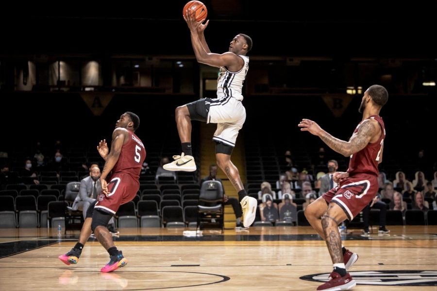 Max Evans rises up for a layup in Vanderbilt's win over South Carolina. (Hustler Multimedia/Hunter Long).