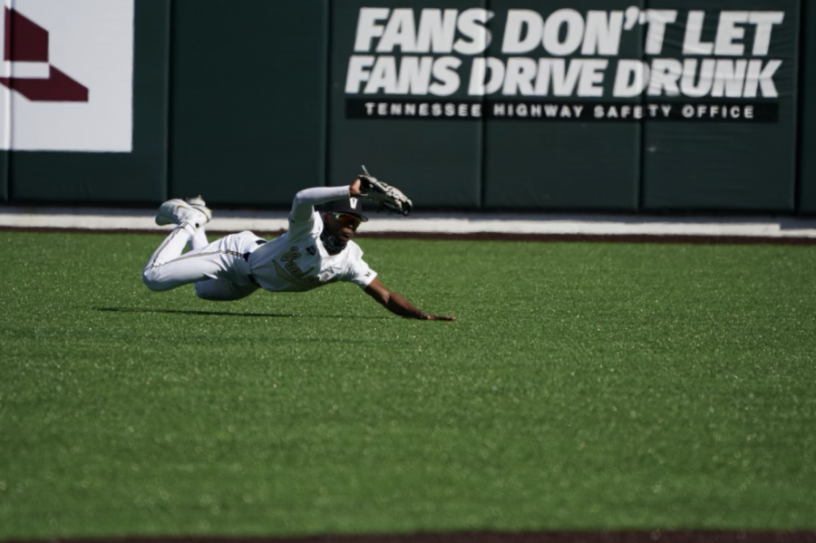 Enrique Bradfield Jr. makes a diving catch in center field in the first inning of Vanderbilt's victory over Illinois-Chicago. (Hustler Multimedia/Truman McDaniel)