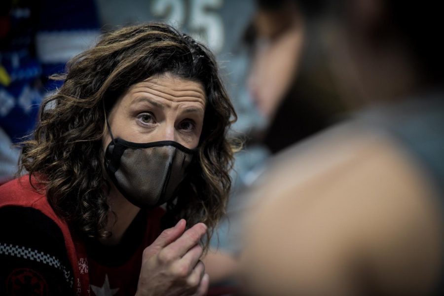 Stephanie White coaches during Vanderbilt's abbreviated 2020-21 campaign. (Hustler Multimedia/Truman McDaniel)