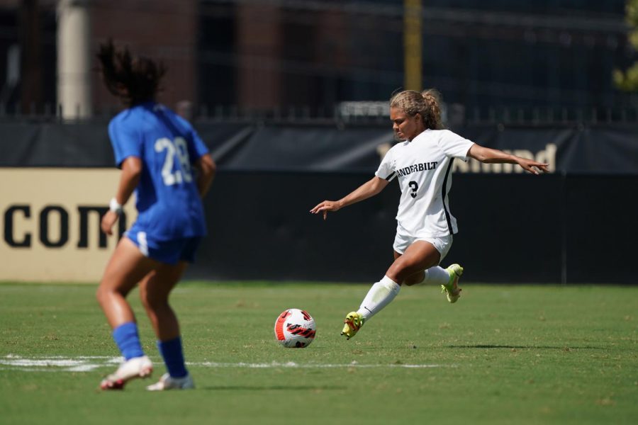 Madiya Harriott plays the ball forward in a loss to No. 5 Duke. (Vanderbilt Athletics).