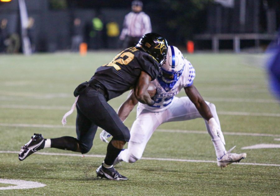 Patrick Smith runs against a Kentucky defender, as captured on Nov. 13, 2021. (Hustler Multimedia/Mattigan Kelly)