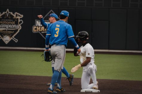 Enrique Bradfield Jr. against UCLA on February 25, 2022 (Hustler Multimedia/Kadyn Lee).