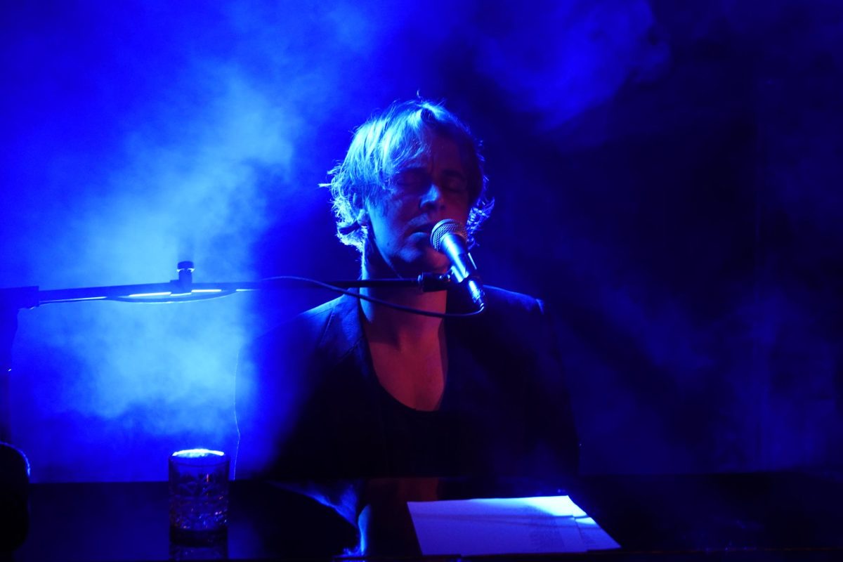 Tom Odell sings into a microphone, as photographed on Oct. 15, 2023. (Hustler Multimedia/Sharmila Adapa)
