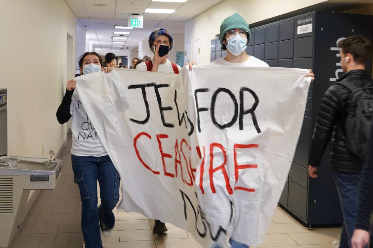 Vanderbilt Jews for Ceasefire demonstrators march through Rand Dining Hall, as photographed on Nov. 14, 2023. (Hustler Staff/Katherine Oung)