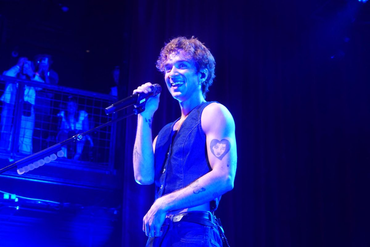 Daniel Seavey smiles at the crowd between songs, as photographed on April 19, 2025. (Hustler Multimedia/Shayna Kar)
